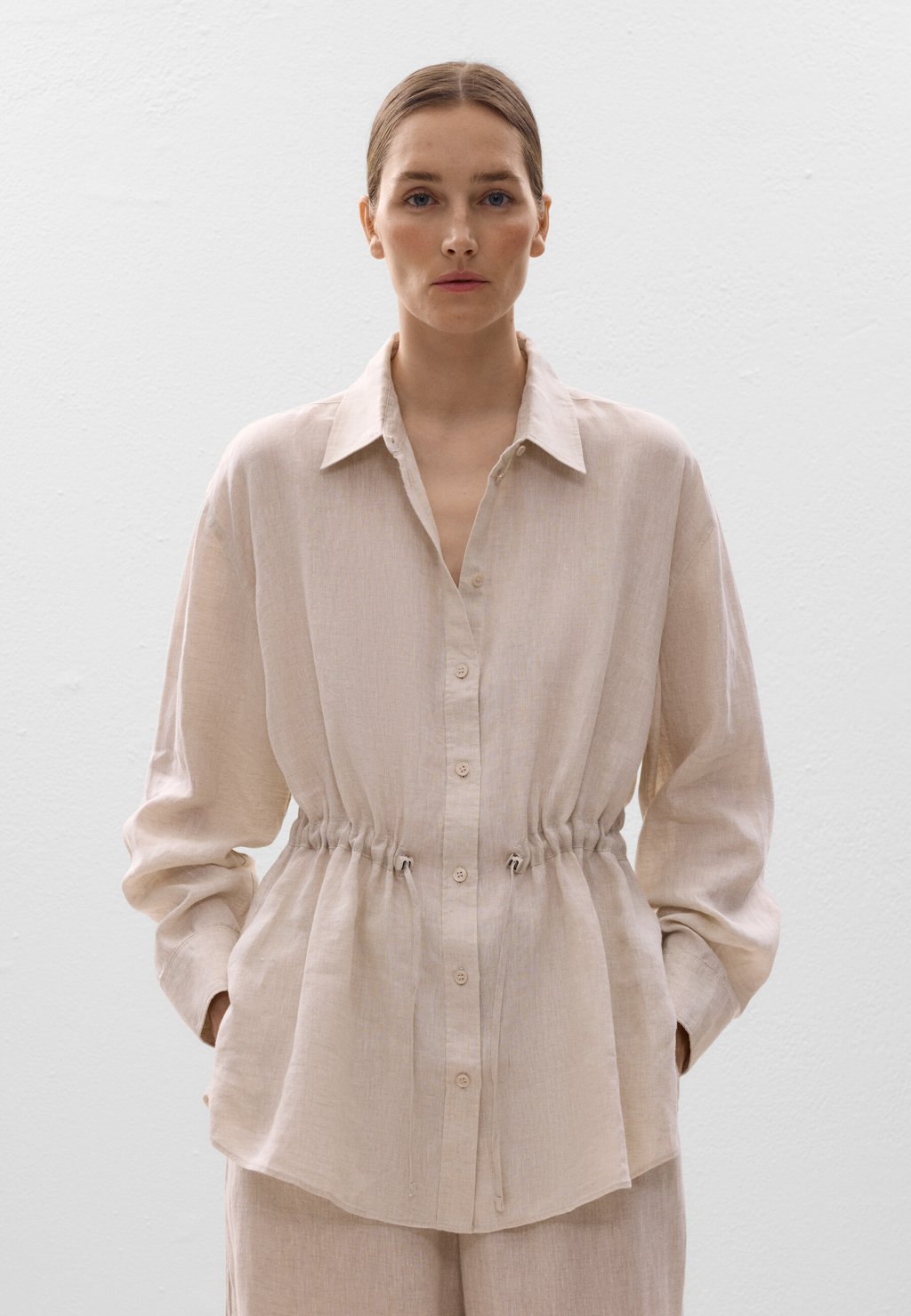 

Блузка на пуговицах LINEN WITH ADJUSTABLE OYSHO, цвет Stone