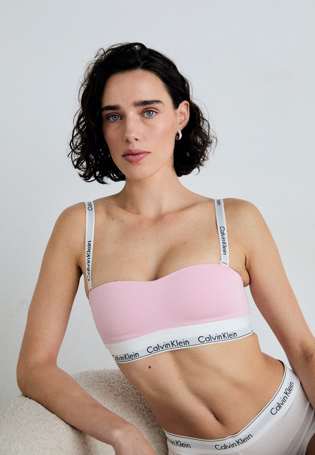 

Бюстгальтер с регулируемыми бретелями LIGHTLY LINED BANDEAU ICON Calvin Klein Underwear, слоновая кость