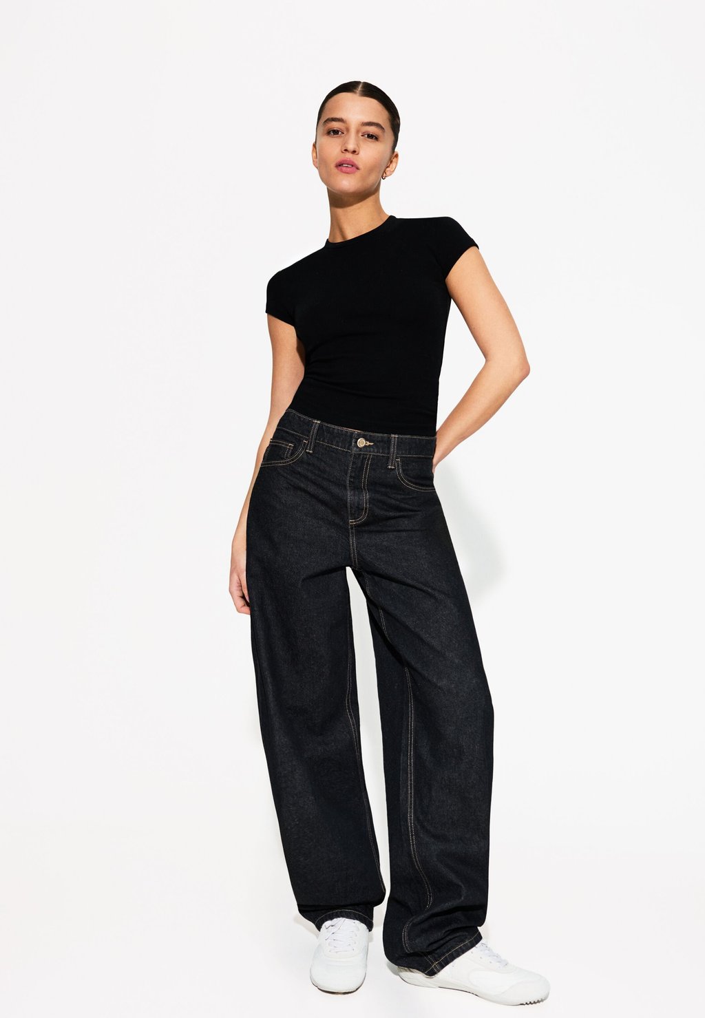 

Базовая футболка SHORT SLEEVES WITH A ROUND NECK Bershka, черный