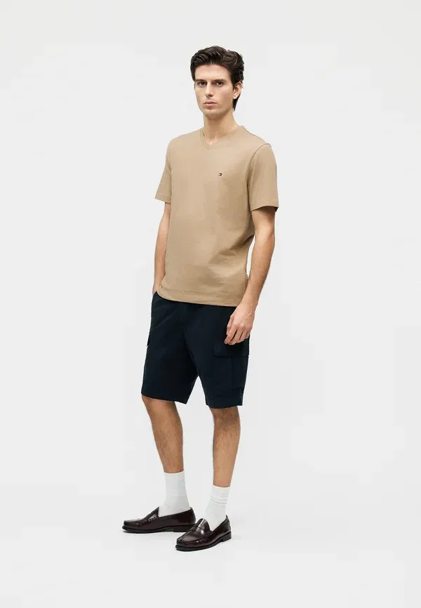 Футболка Tommy Hilfiger Essential v neck tee core basic t-shirt, батик хаки — фото 2