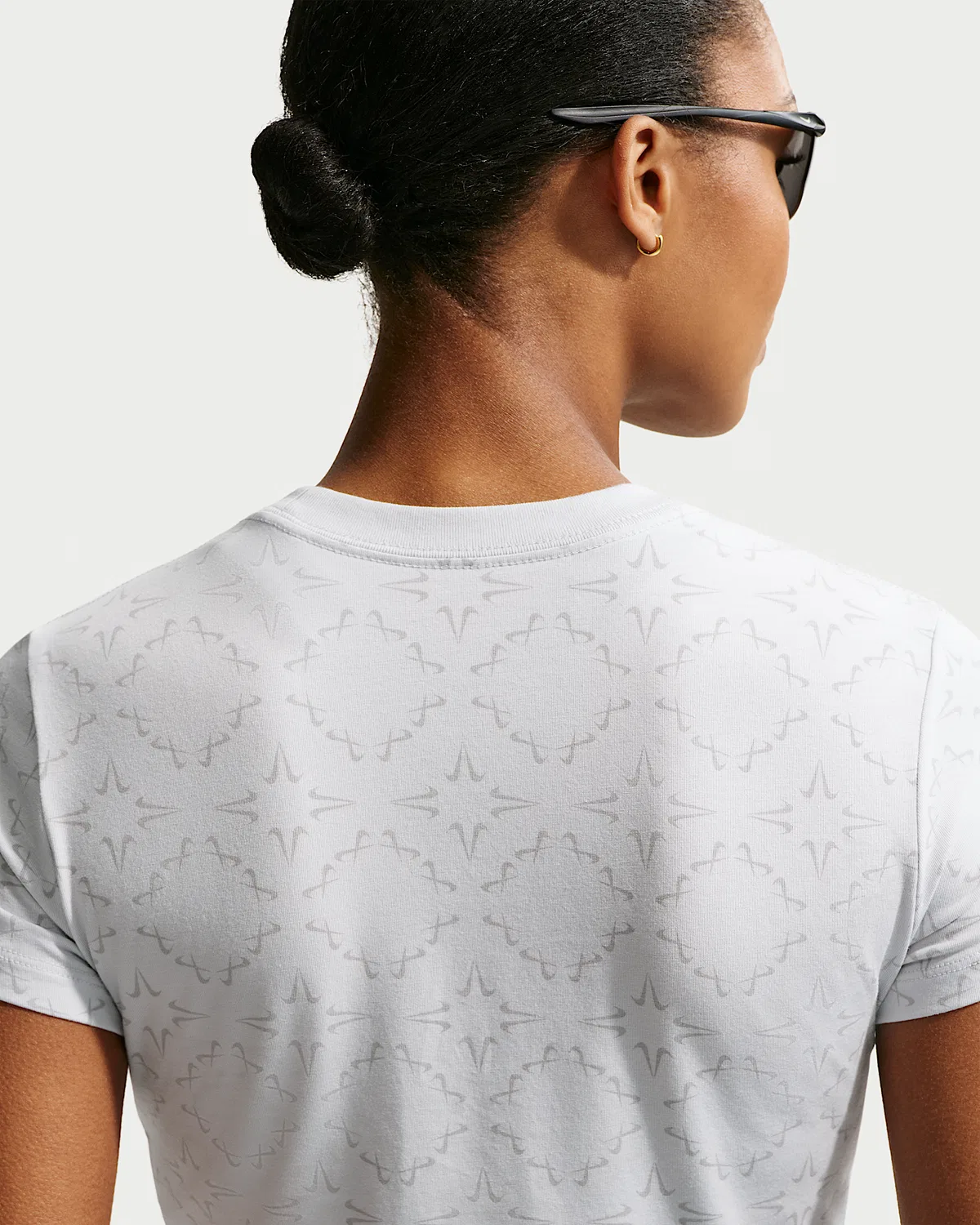 Женская укороченная футболка Nike Sportswear Chill Knit Slim, Pure Platinum/Light Smoke Grey — фото 2
