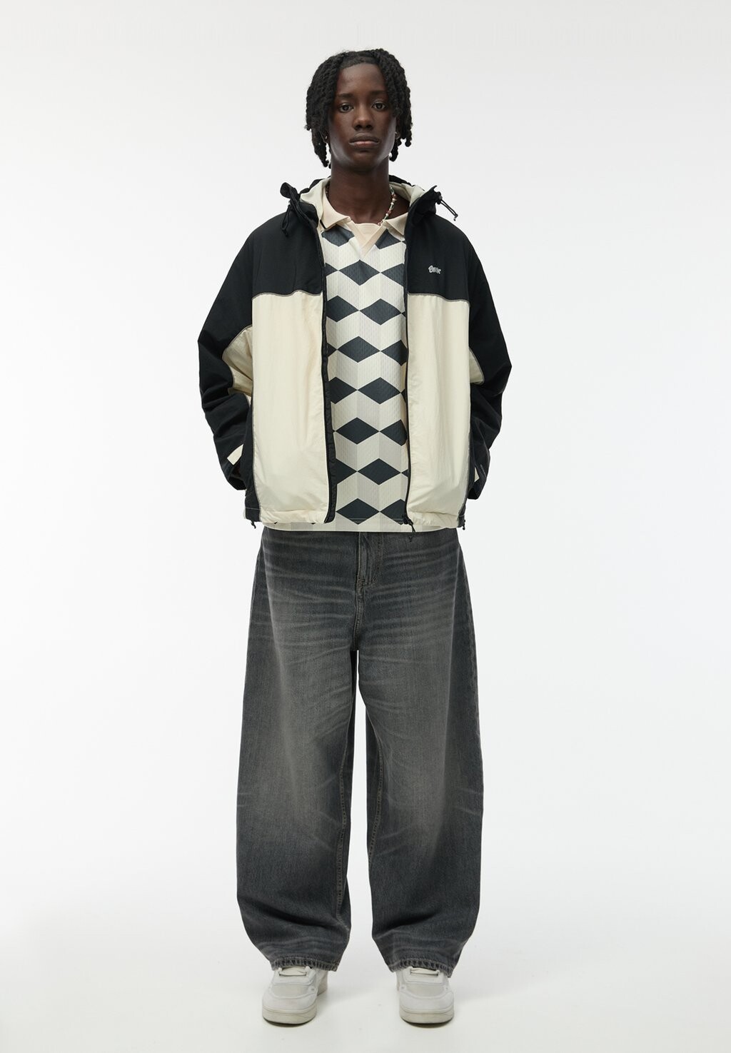 

Водонепроницаемая куртка PANELLED WITH HOOD PULL&BEAR, черный