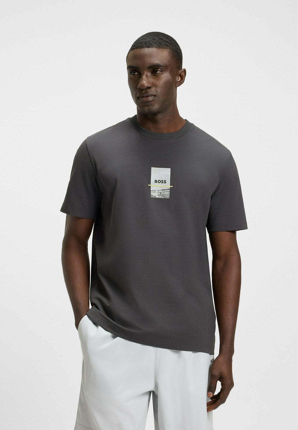 

Футболка с принтом BOSS, темно-серый