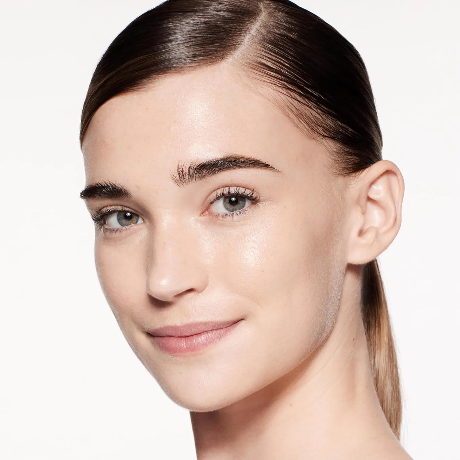 Shiseido RevitalEssence Skin Glow Foundation SPF 30 - тональный крем с наращиваемым средним покрытием, 24-часовая гидратация и 12-часовое ношение, устойчив к переносу, складкам и выцветанию, некомедогенный, для всех типов кожи 29,6 мл (1 шт.), 1... — фото 4