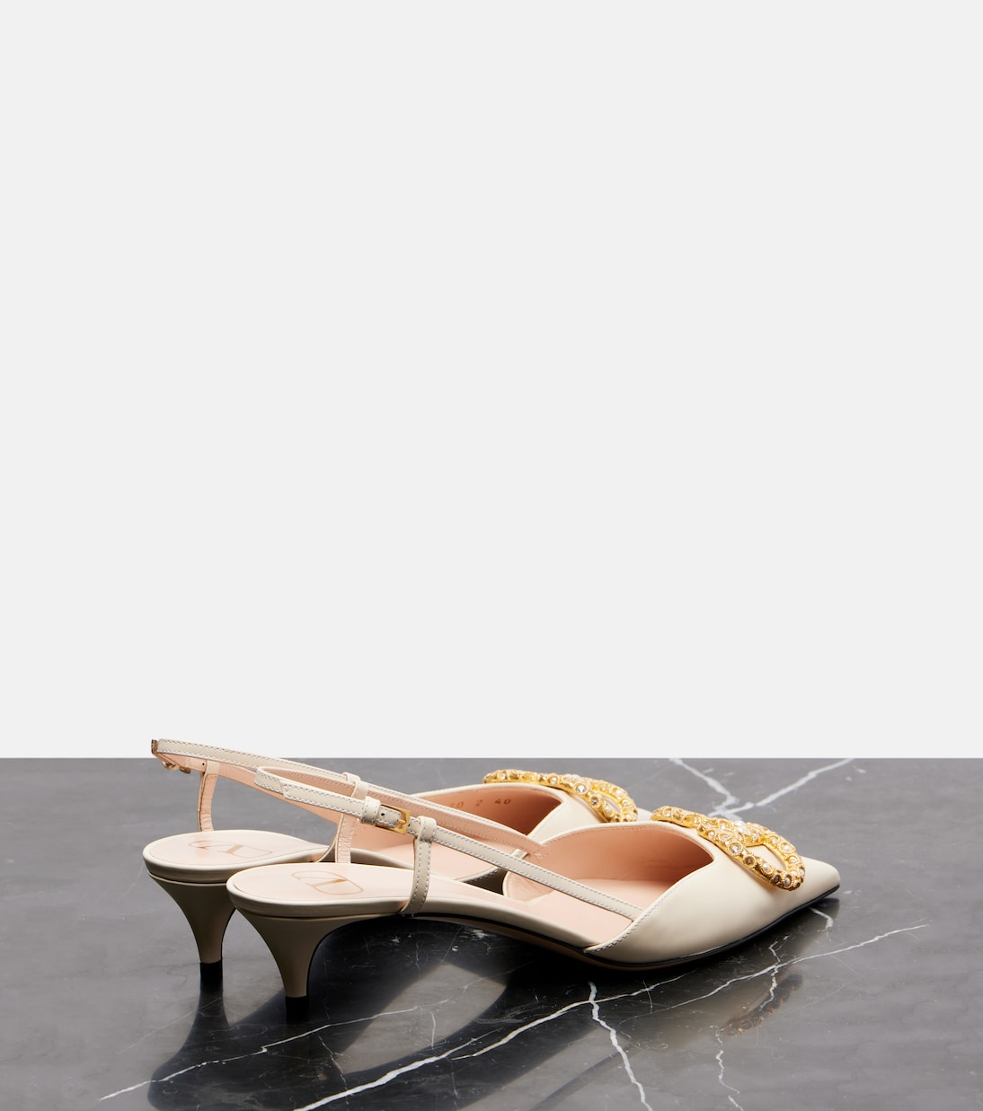 VLogo Signature 40 туфли-лодочки с ремешком на пятке Valentino Garavani, Light Ivory/Cream-Crystal — фото 2