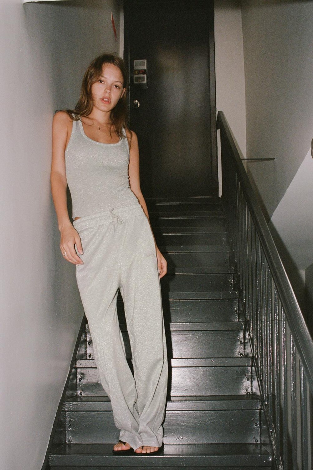 

Брюки с металлической нитью и лознаном ZARA, серебряный
