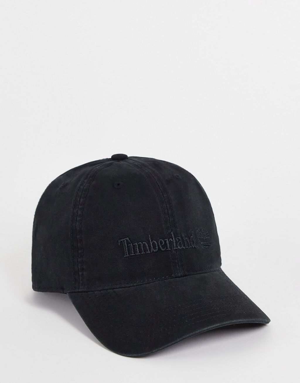

Черная кепка Timberland с логотипом в центре.