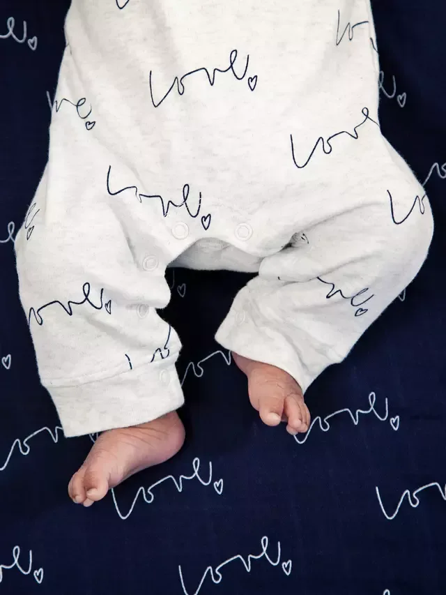 Детский комбинезон с длинными рукавами Love Script, серый From Babies with Love — фото 3