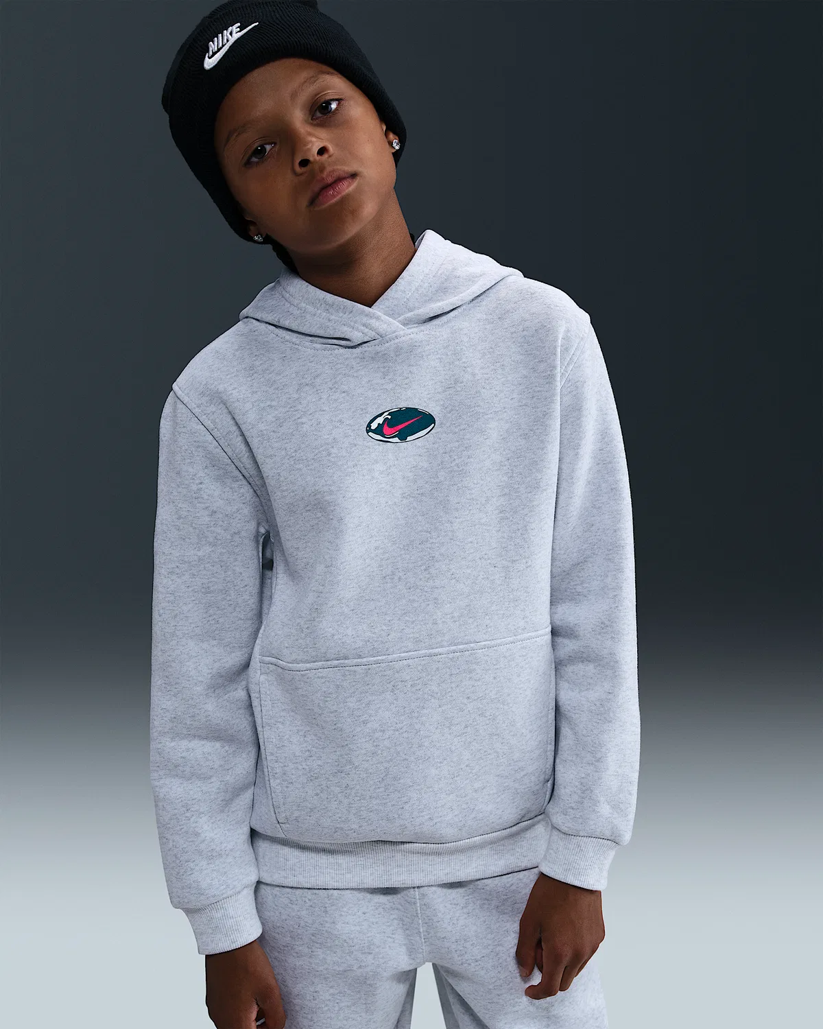Детская худи Nike Sportswear Club Fleece, Birch Heather/Bright Crimson/Blue Force — фото 3