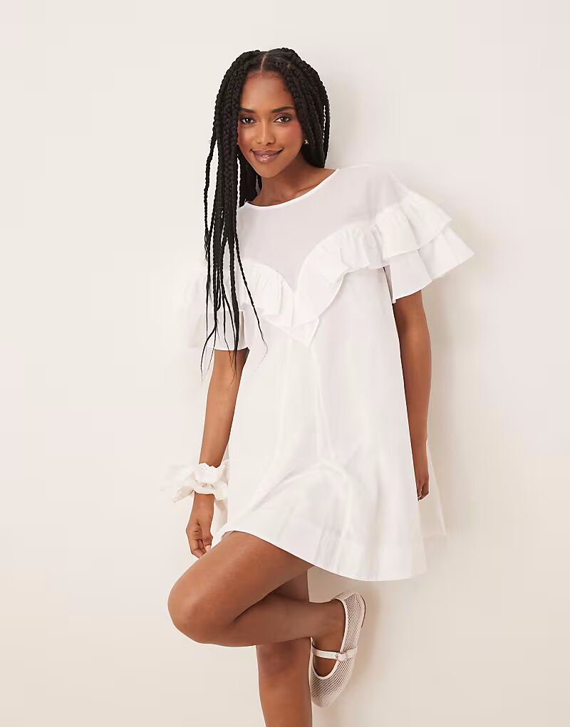 

Платье ASOS DESIGN с короткими рукавами и оборками белого цвета