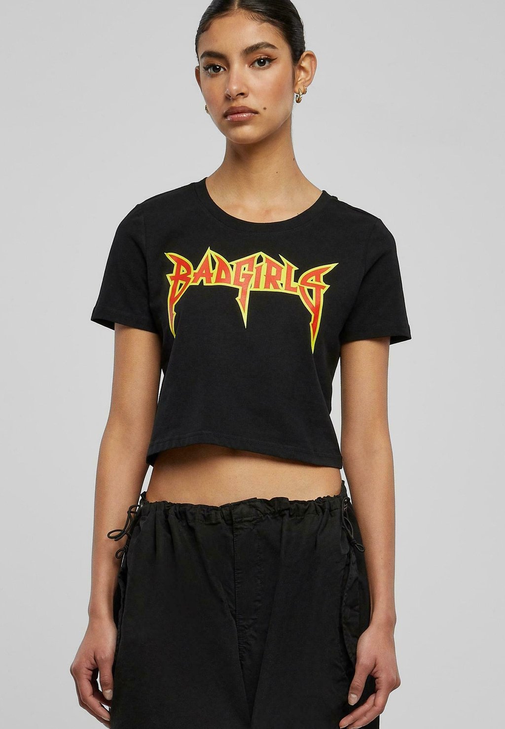 

Футболка с принтом BADGIRLS CROPPED Mister Tee, черный