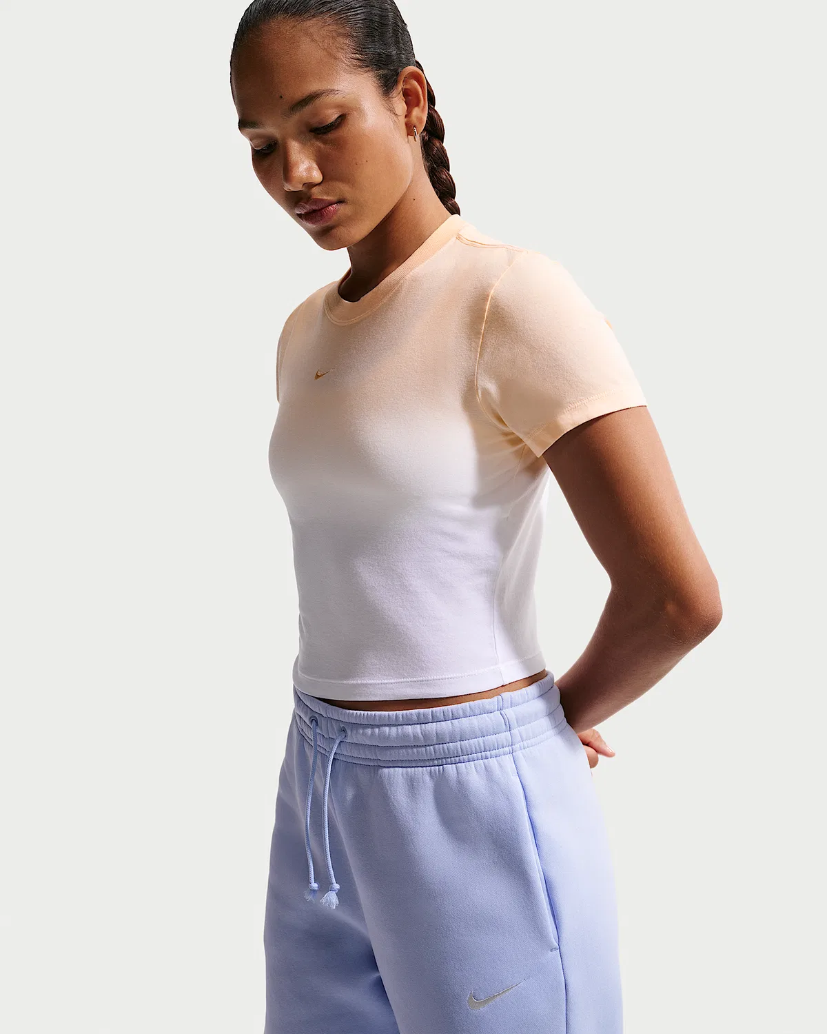 Женская укороченная футболка Nike Sportswear Chill Knit Slim, Ice Peach/White — фото 3
