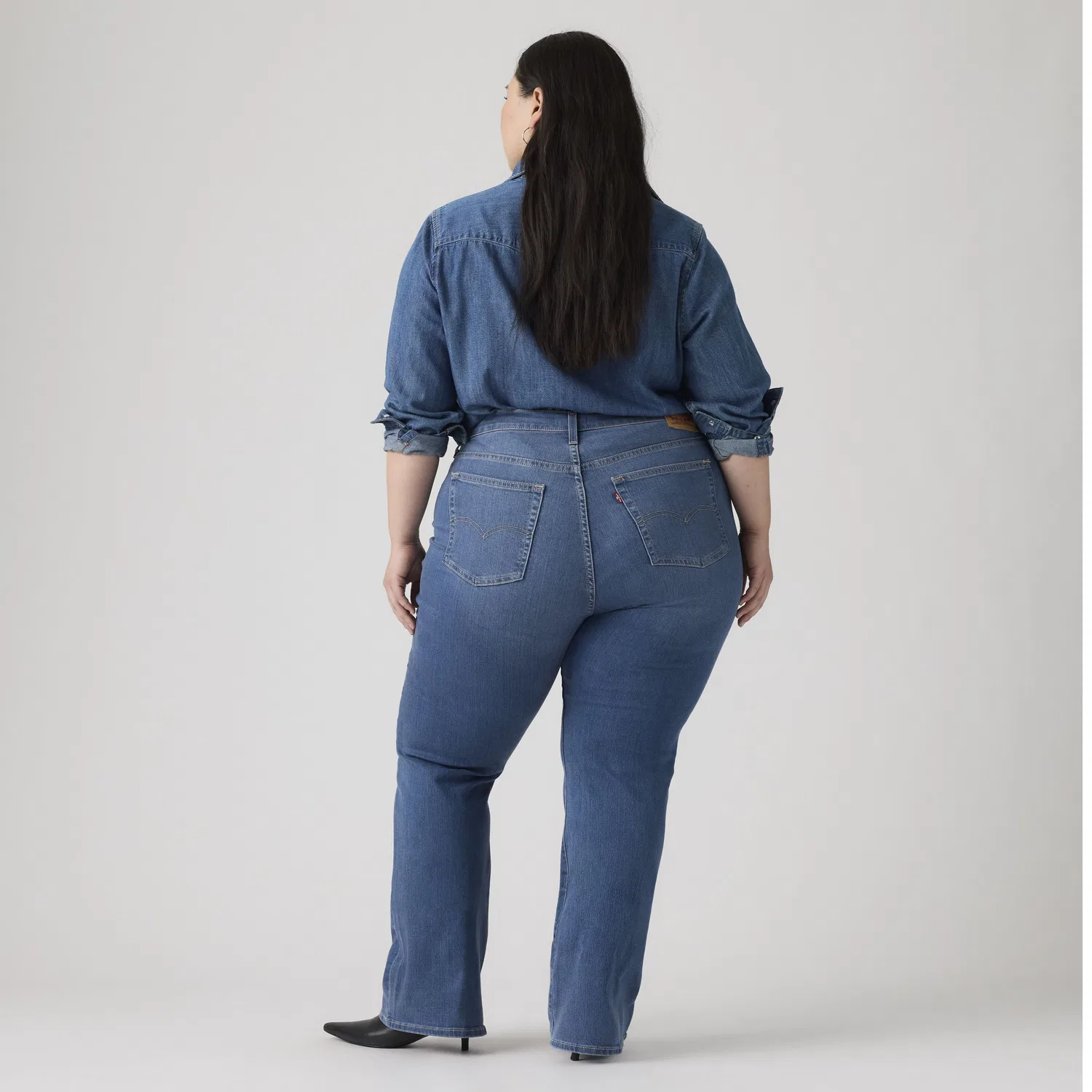 725 Джинсы-клеш с высокой посадкой для женщин (большие размеры) Levi's, Medium Wash — фото 3