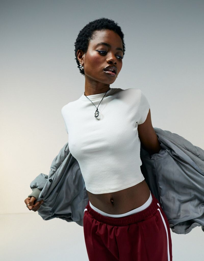 

Укороченная футболка в рубчик с короткими рукавами ASOS DESIGN