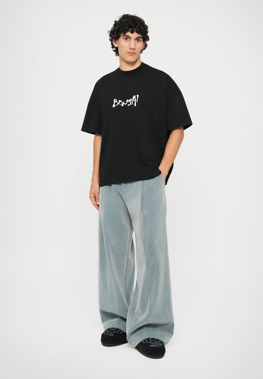 

Футболка Bonsai SEASONAL LOGO GRAPHIC TEE OVERSIZE FIT UNISEX, Black