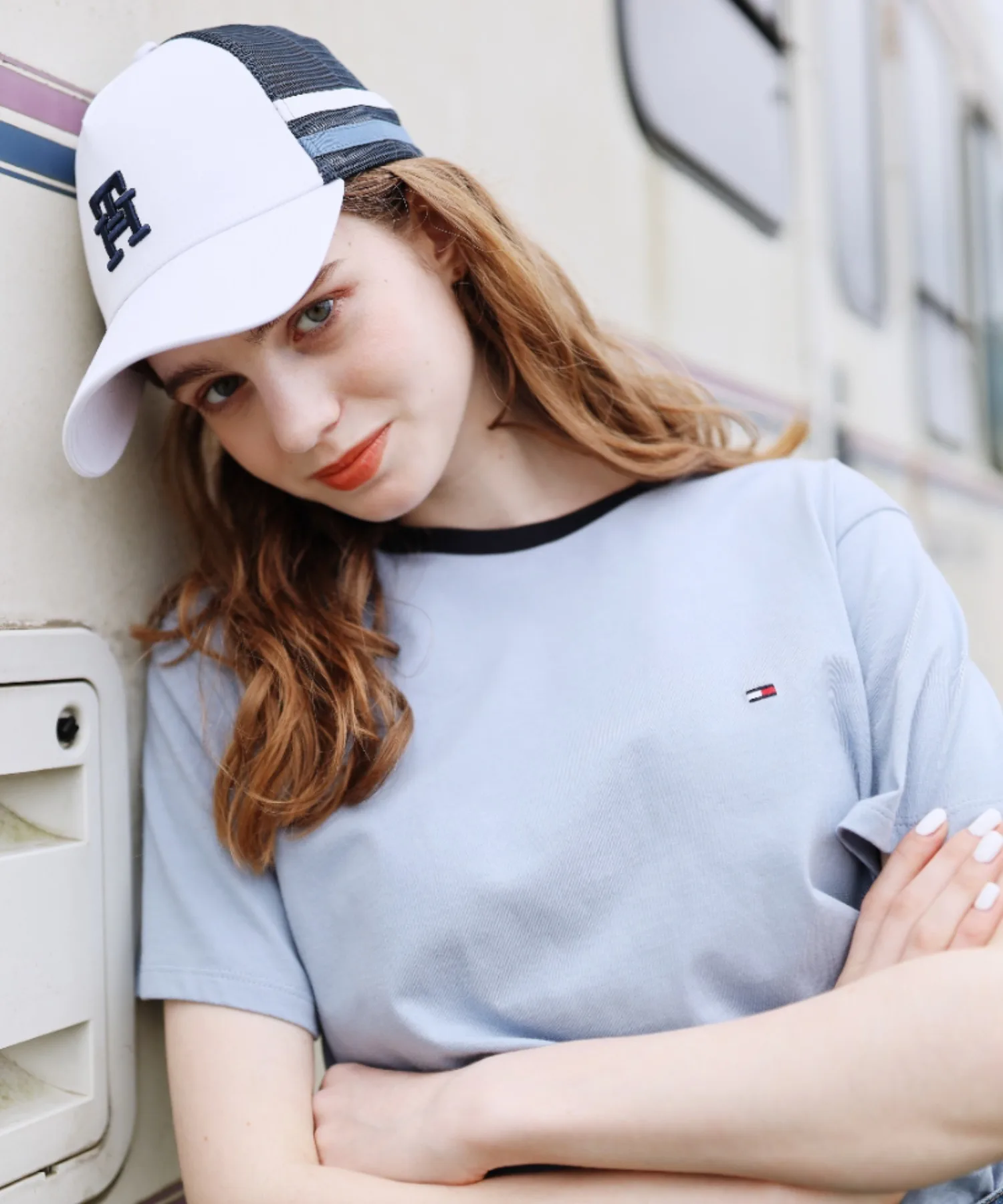 Унисекс футболка Tommy Hilfiger 80S с логотипом и принтом тёмно-синяя