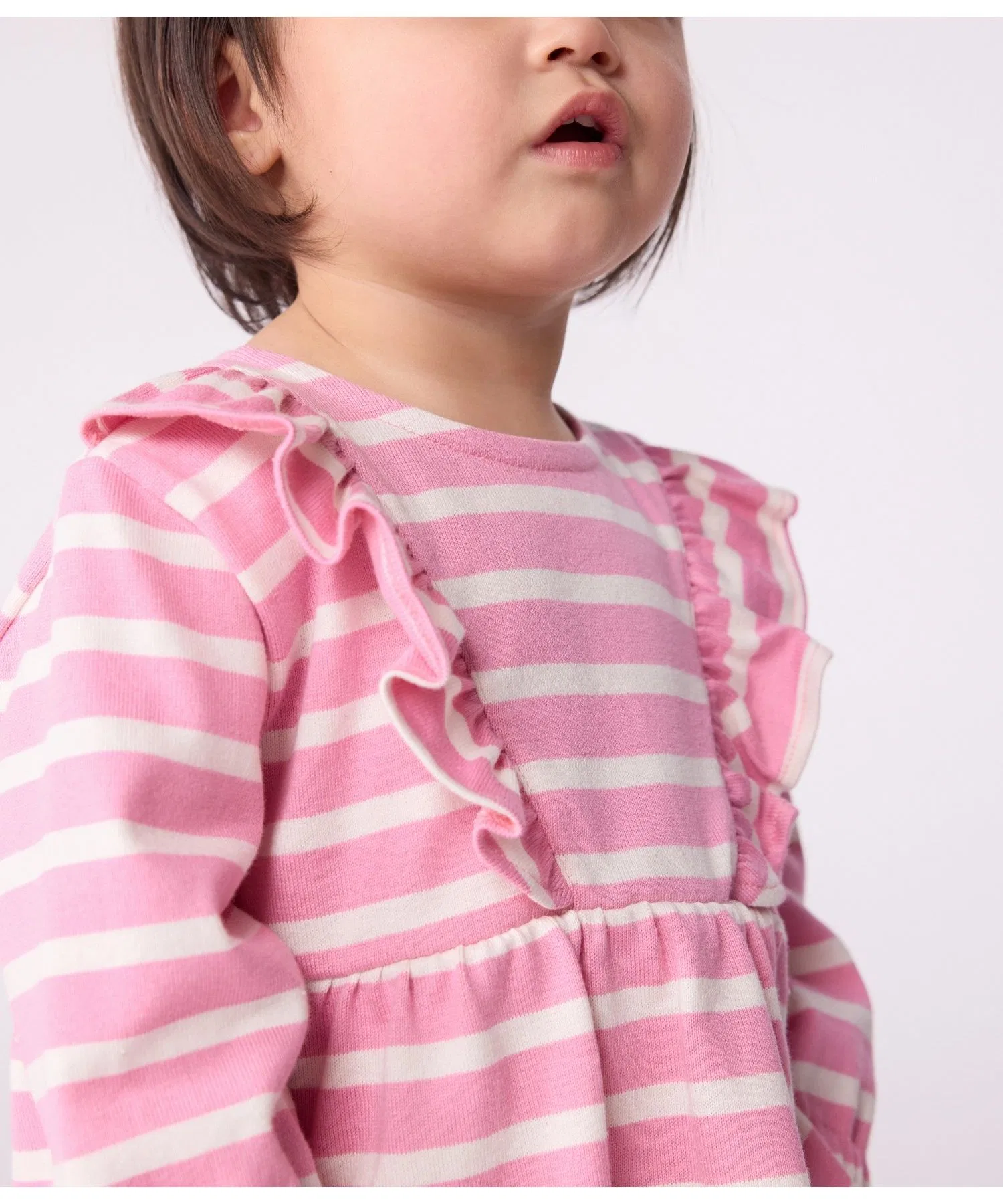 Детское платье в полоску с оборками Petit BATEAU бело-розовое — фото 3
