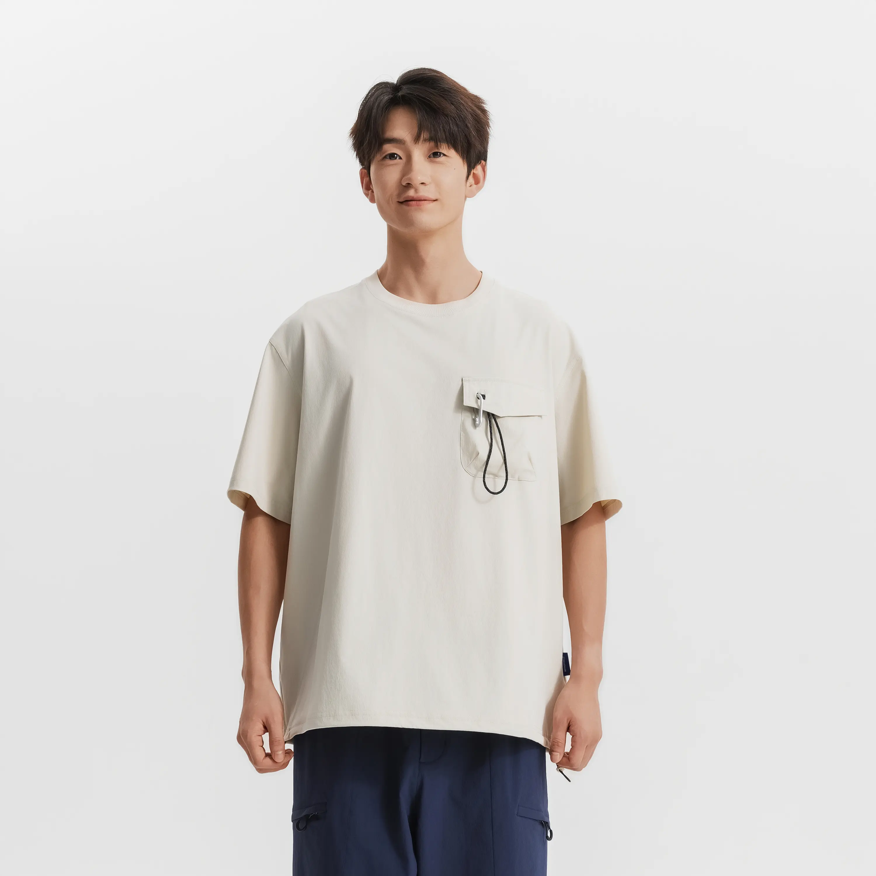 

Мужская футболка Decathlon SPORTSWEAR городская функциональная с ткаными карманами льняной бежевый