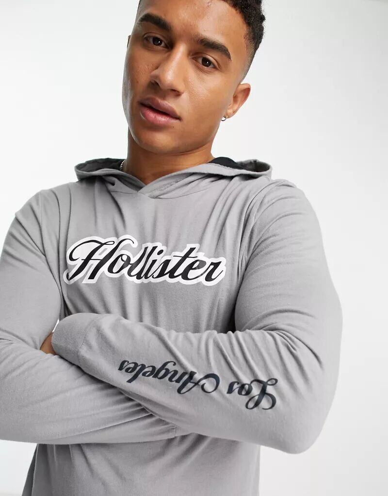 

Серый топ Hollister с капюшоном и длинными рукавами и надписью-логотипом
