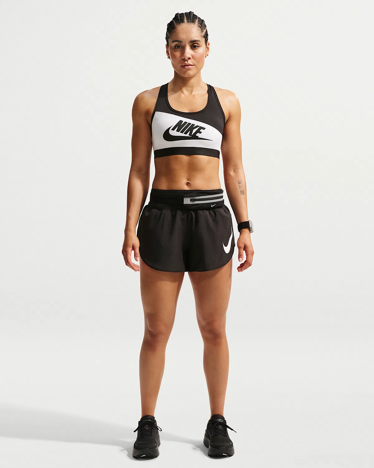 Женский спортивный бюстгальтер Nike Swoosh средней поддержки с поролоном, White/Black/Black/Black — фото 4