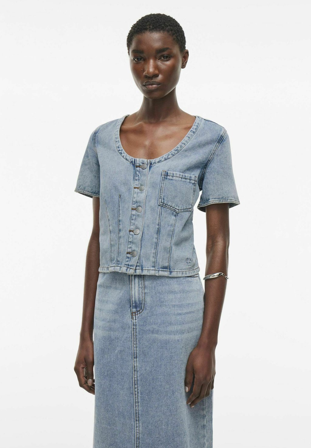 

Блуза OBERTEIL MIT KURZEN ÄRMELN Rouge Edit, цвет Light Blue Denim
