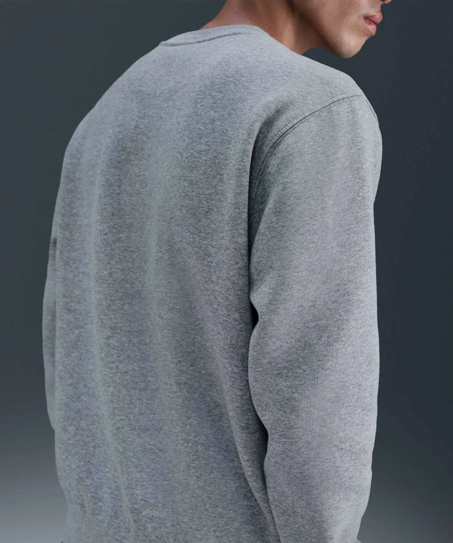 Мужская флисовая толстовка Nike Club FN3887-063, темно-серый меланж — фото 2