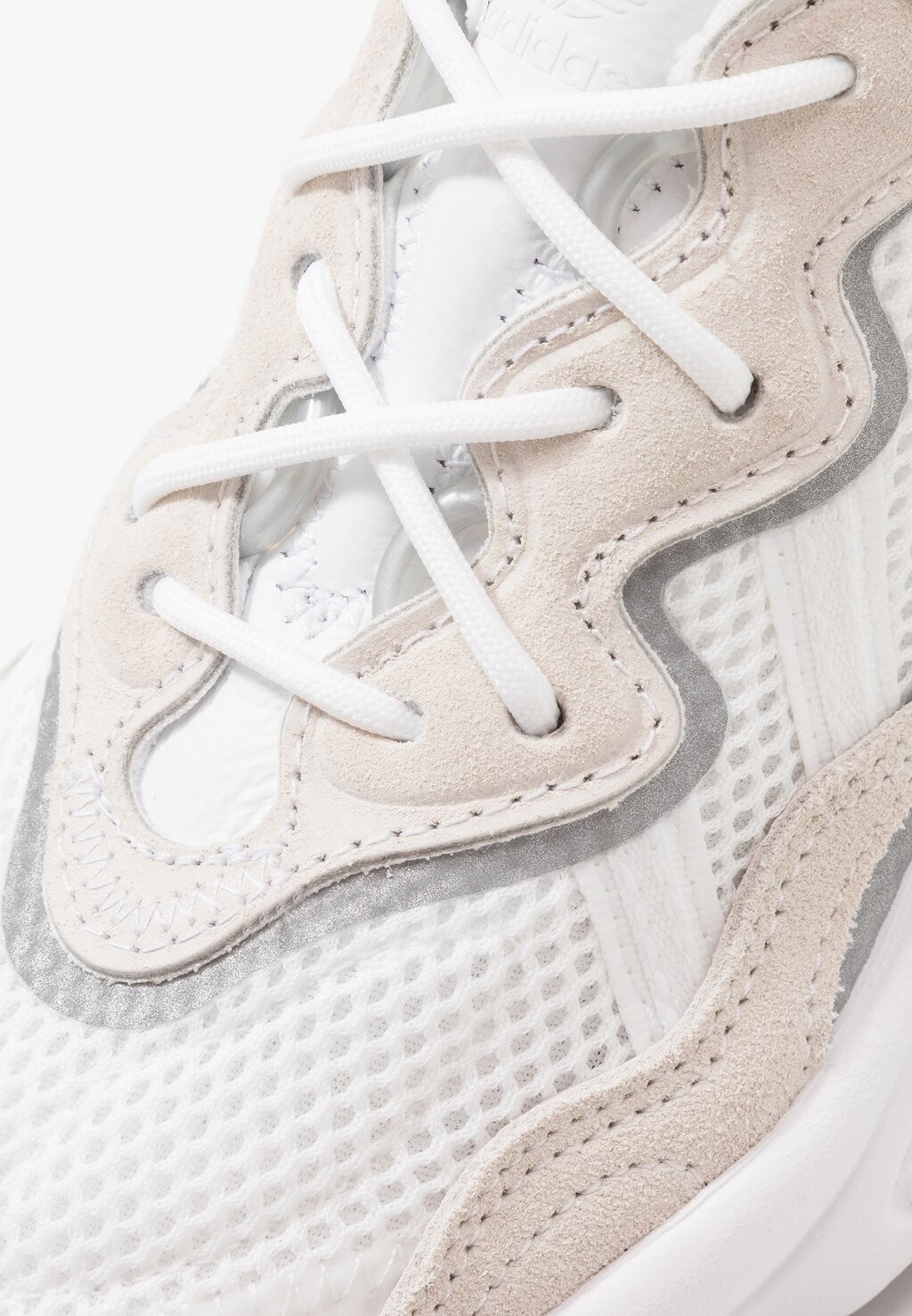 Низкие кроссовки Ozweego adidas Originals, цвет footwear white/core black — фото 3