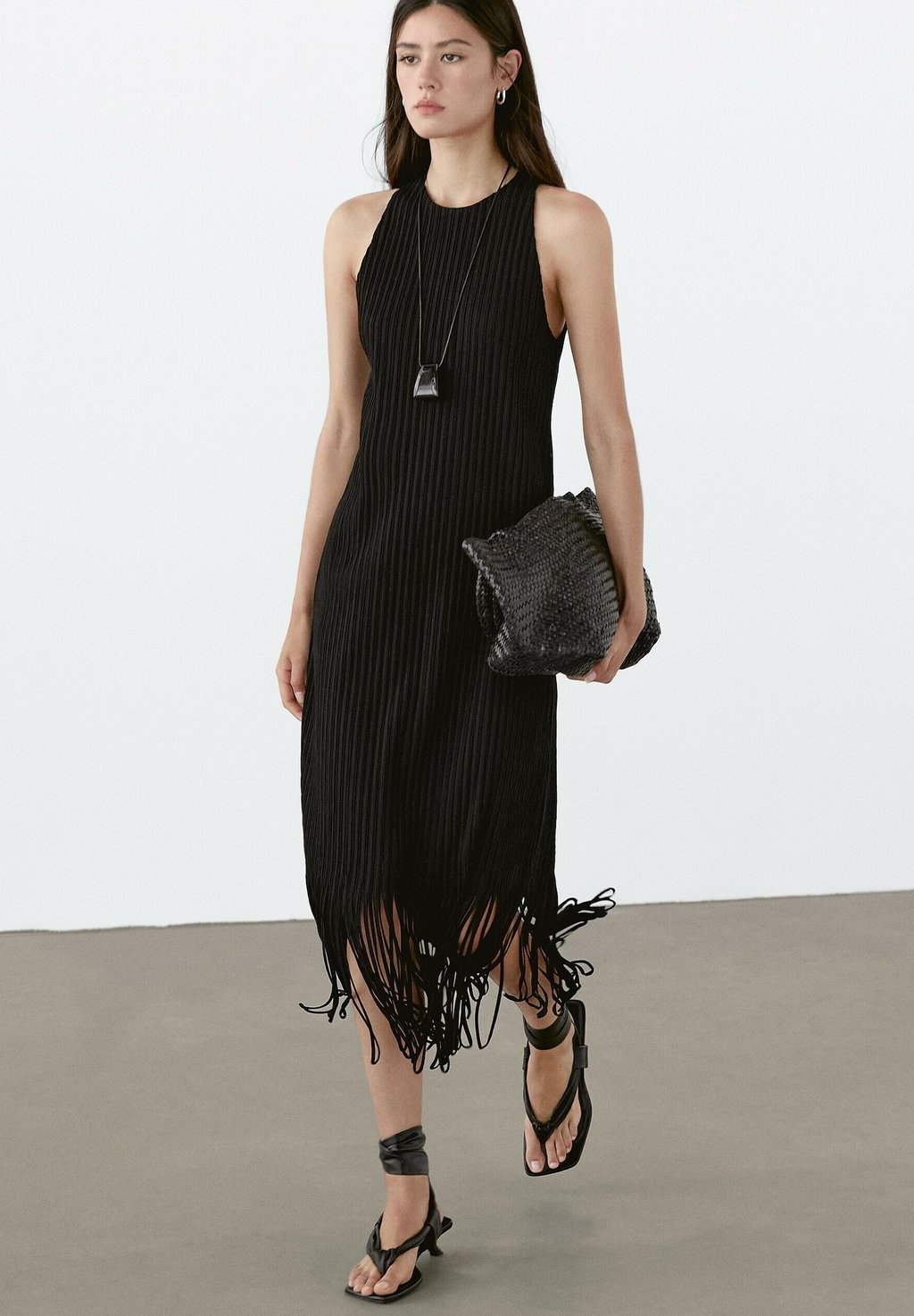 

Повседневное платье TEXTURED WITH FRINGED HEM Massimo Dutti, черный