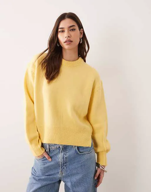 

Желтый джемпер свободного кроя с круглым вырезом и разрезом по бокам ASOS DESIGN