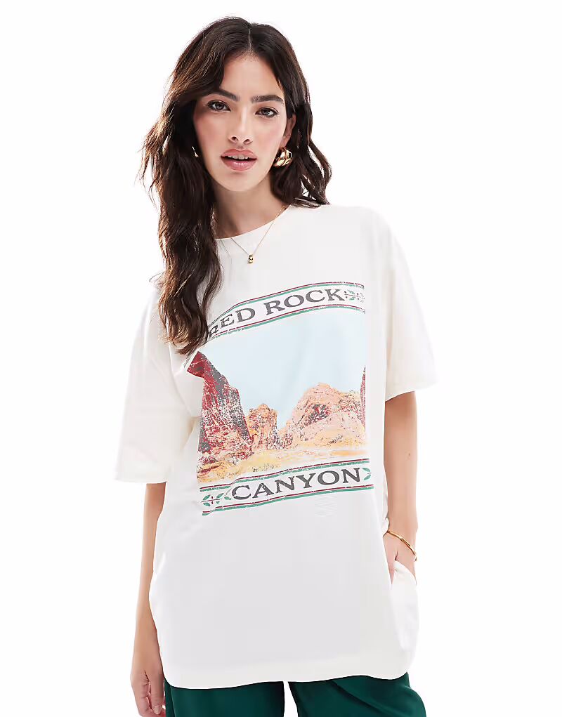

Футболка ASOS DESIGN свободного кроя с принтом каньона кремового цвета