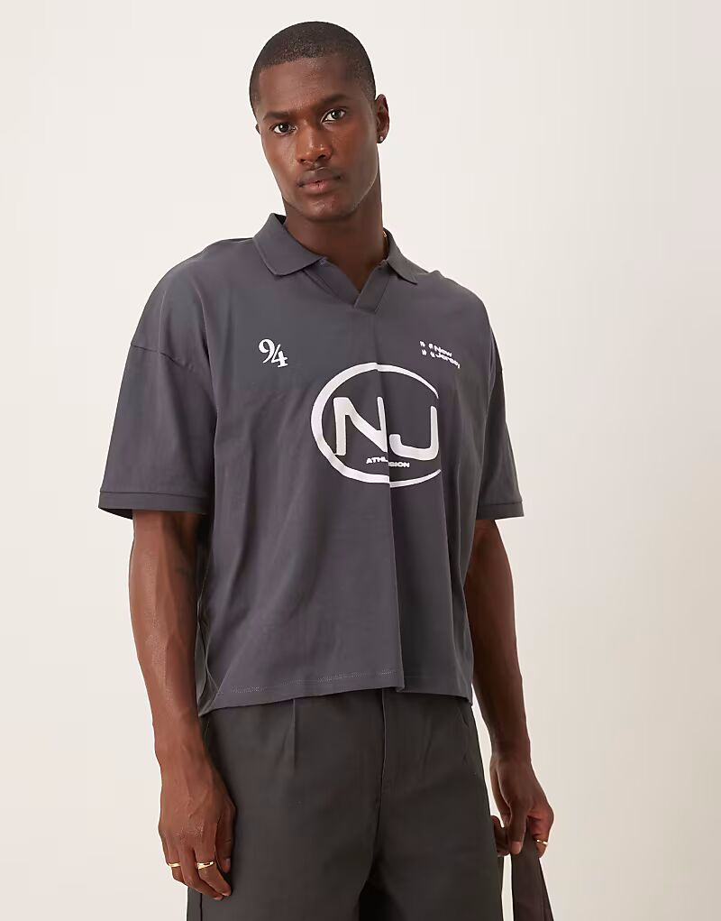 

Футболка свободного кроя с заниженной линией плеч и графикой Asos Design, темно-серый