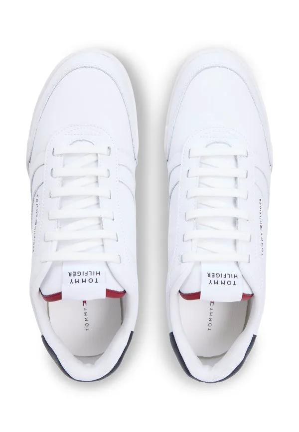Сочетайте кроссовки на каблуках с кожаными кроссовками. Tommy Hilfiger, White — фото 4
