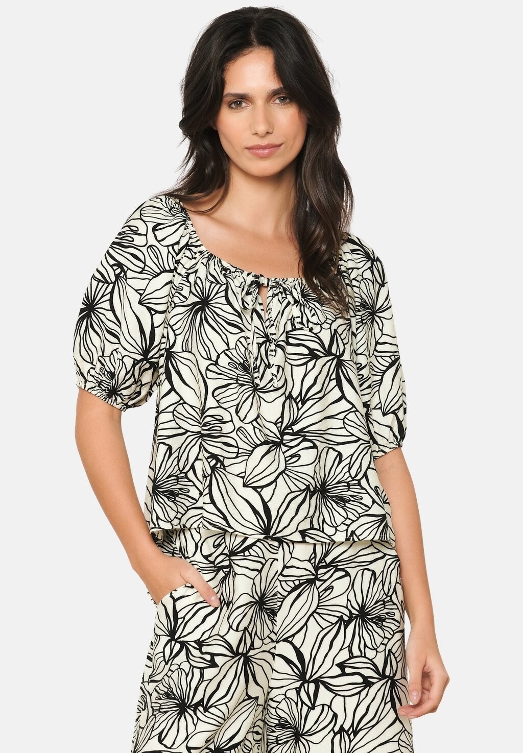 

Блуза WITH FLORAL PRINT LolaLiza, черный