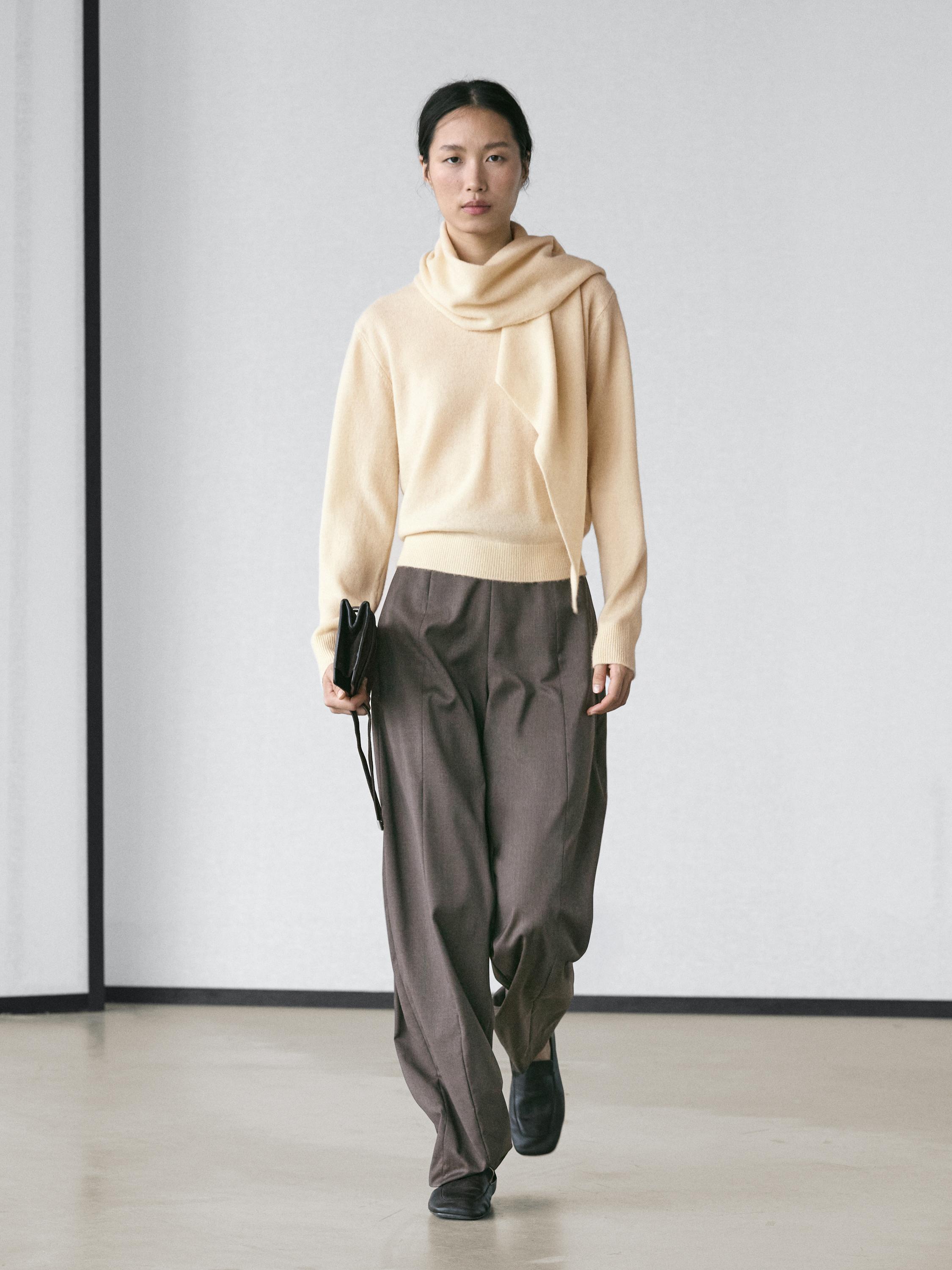 

Вязаный свитер с деталью шарфа Massimo Dutti, cream