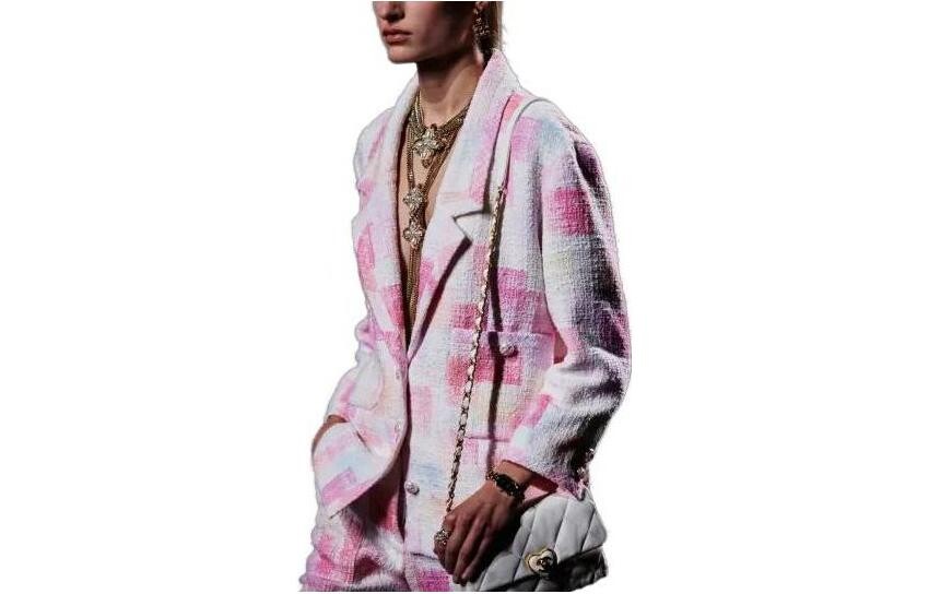 

Деловой костюм женский розовый Chanel