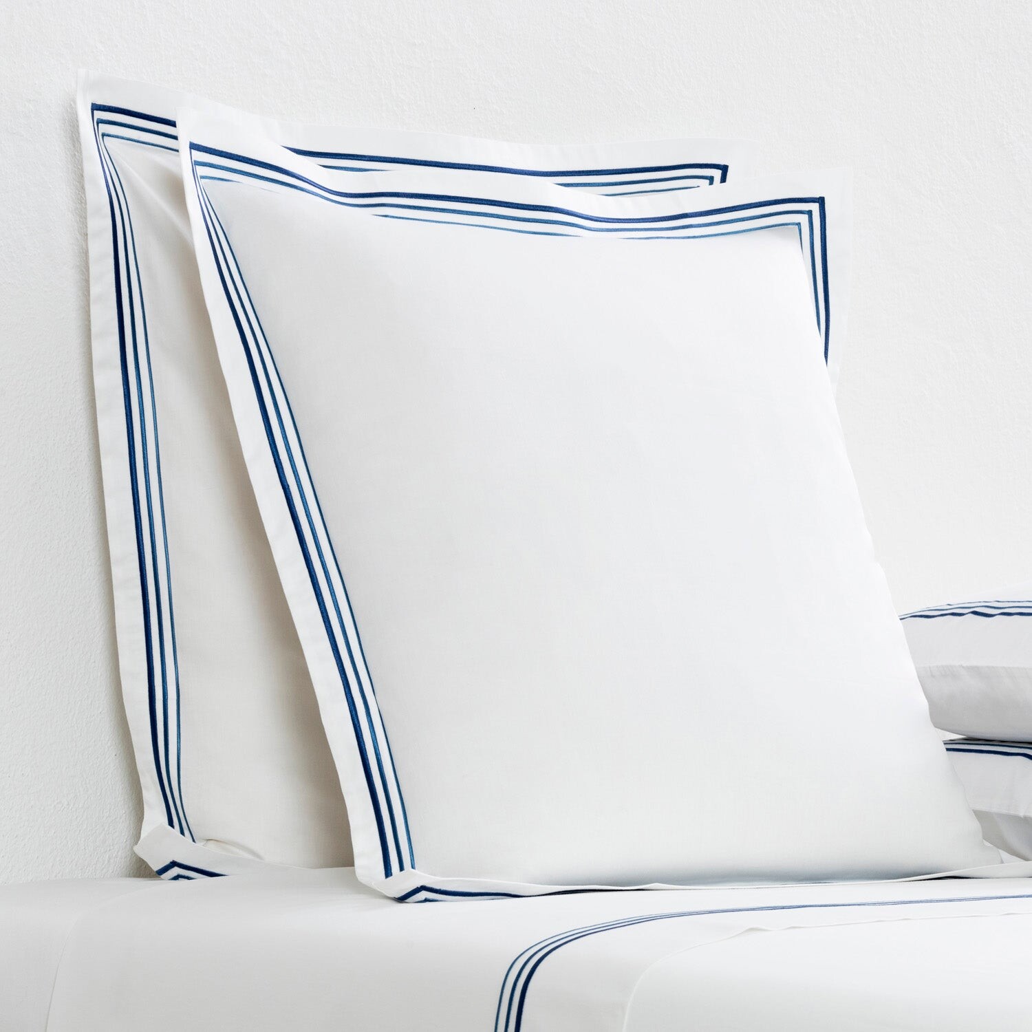 

Frette Contemporary Euro Sham, цвет White/Blue