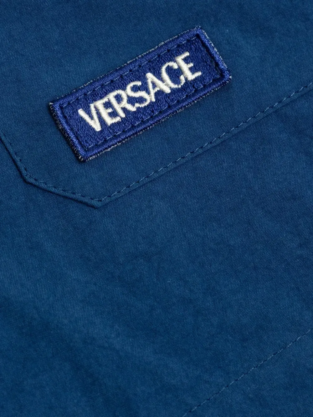 Хлопковые шорты с вышитым логотипом Versace Kids, синий — фото 4