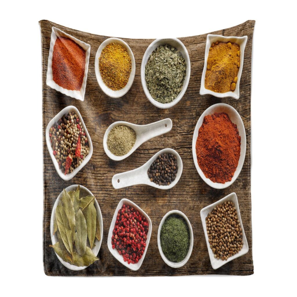

Мягкое фланелевое флисовое одеяло ABAKUHAUS Seasoning, отдельные виды вкусов на деревянном столе. Ложки и миски натуральные и традиционные, 175 x 230 см, разноцветные.