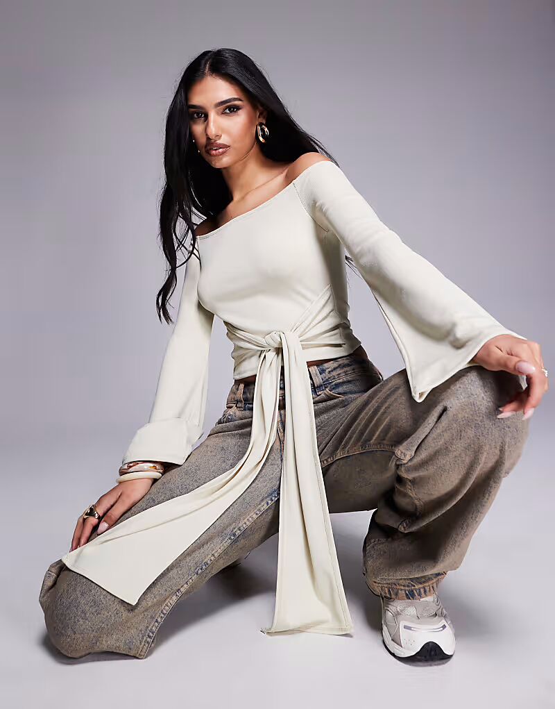 

Топ ASOS DESIGN с открытыми плечами, завязкой на талии, кремового цвета