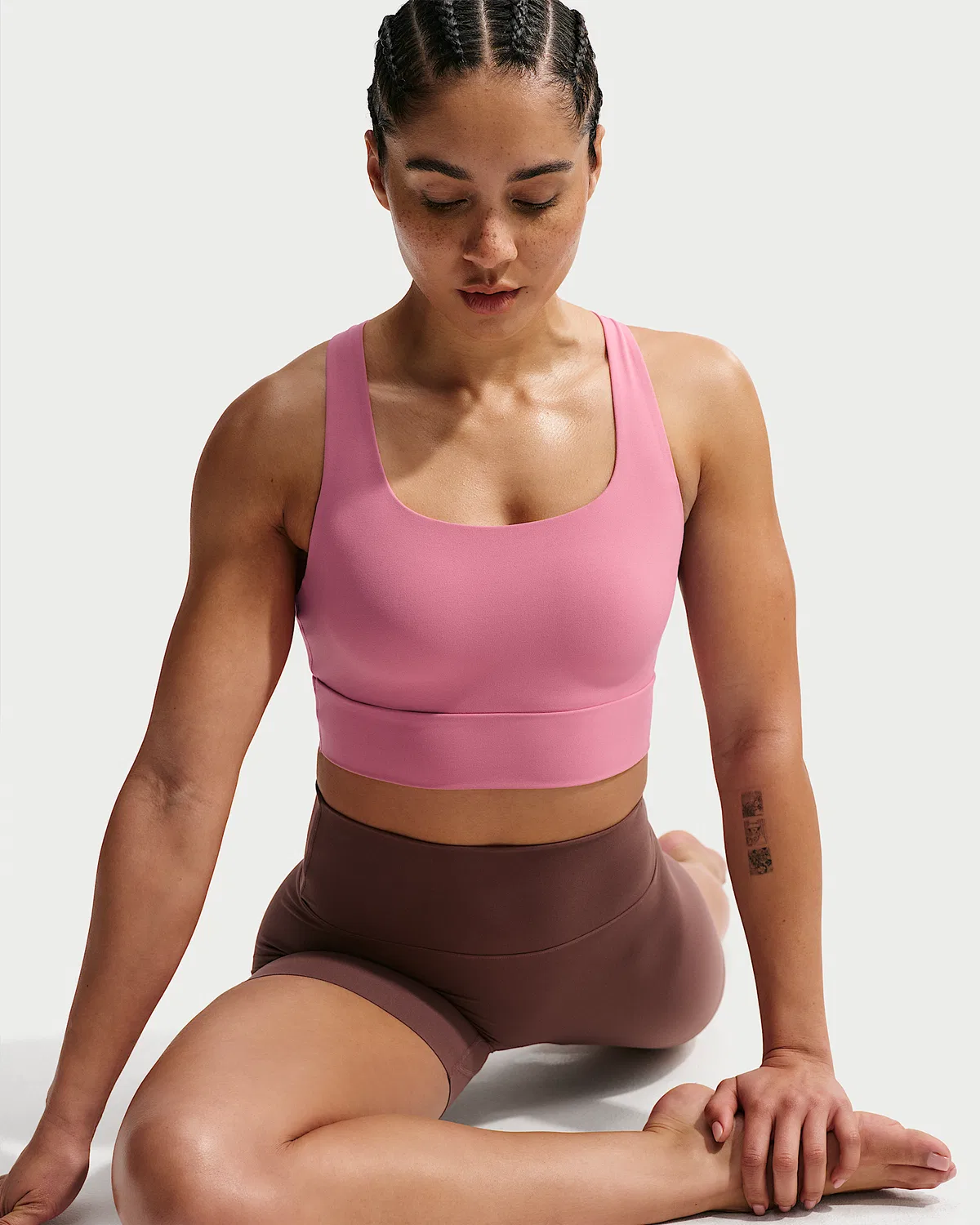 Женский спортивный бюстгальтер Nike Zenvy с легкой поддержкой и удлиненной линией, Peony/White — фото 3