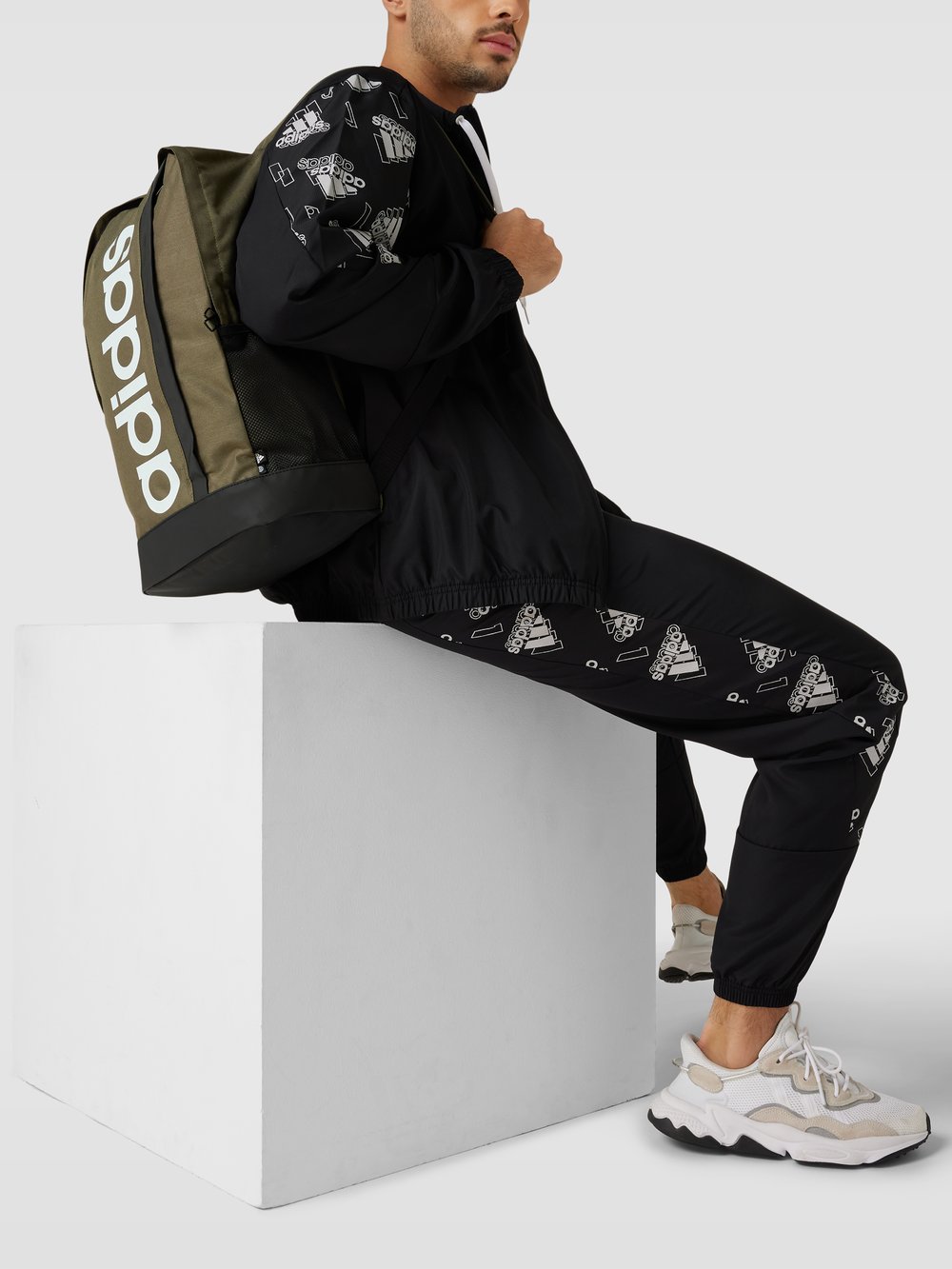 

Рюкзак с этикеткой adidas Originals, оливковый