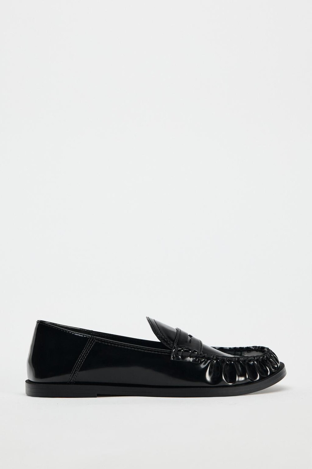 

Лоферы с лакированной отделкой ZARA, черный