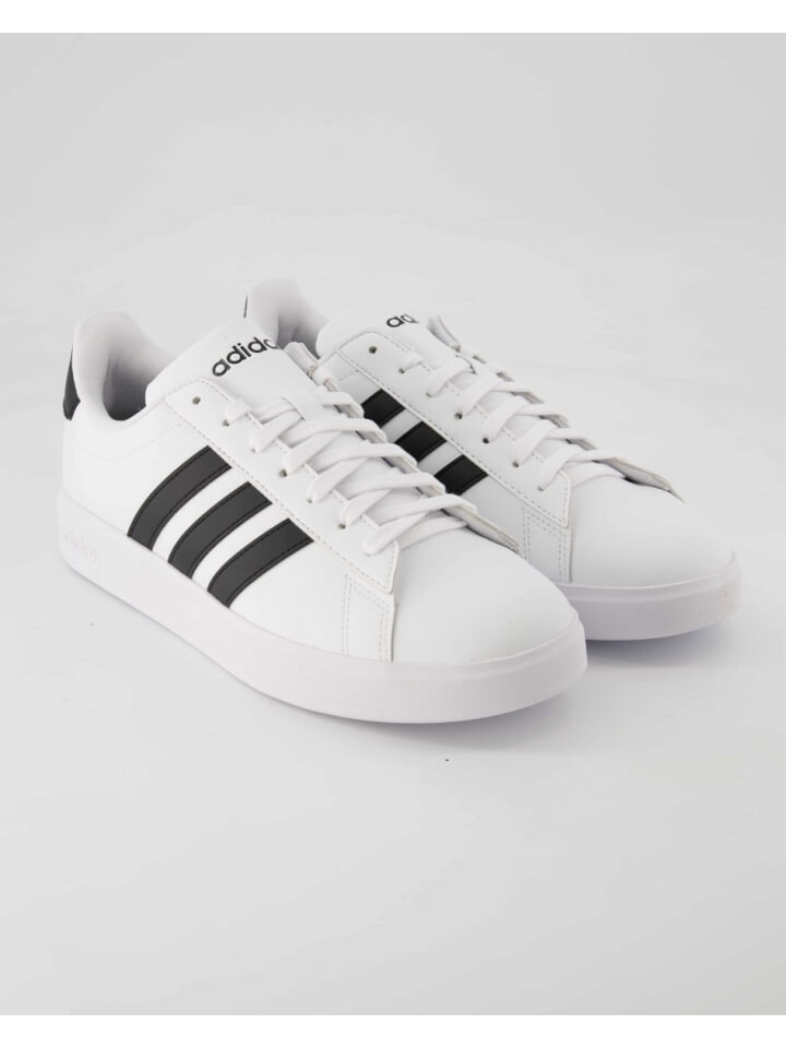 Кроссовки на шнуровке adidas, белый