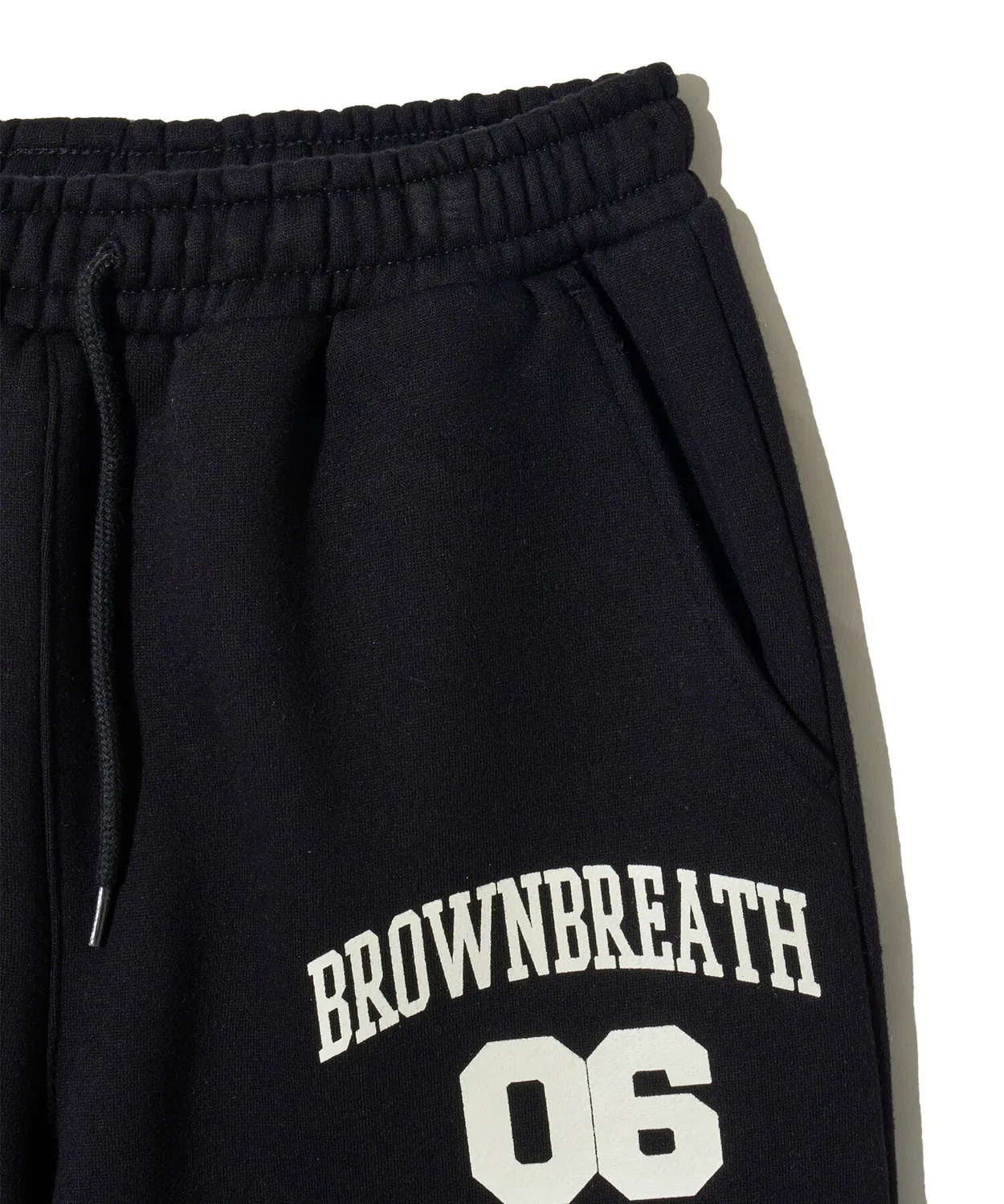 Детские флисовые спортивные брюки «Футбол» чёрные от Brownbreath Kids — фото 4