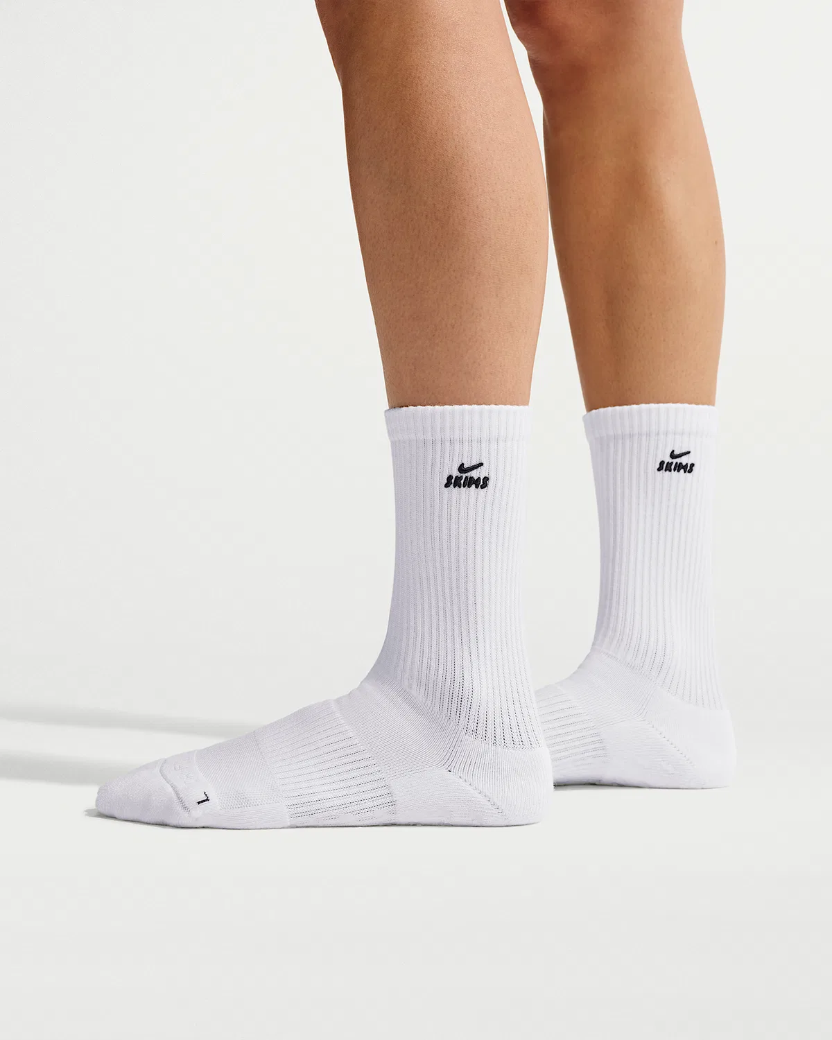 Женские носки для пилатеса Dri-FIT с грип-покрытием (1 пара) NikeSKIMS, NSKM Snow/NSKM Obsidian
