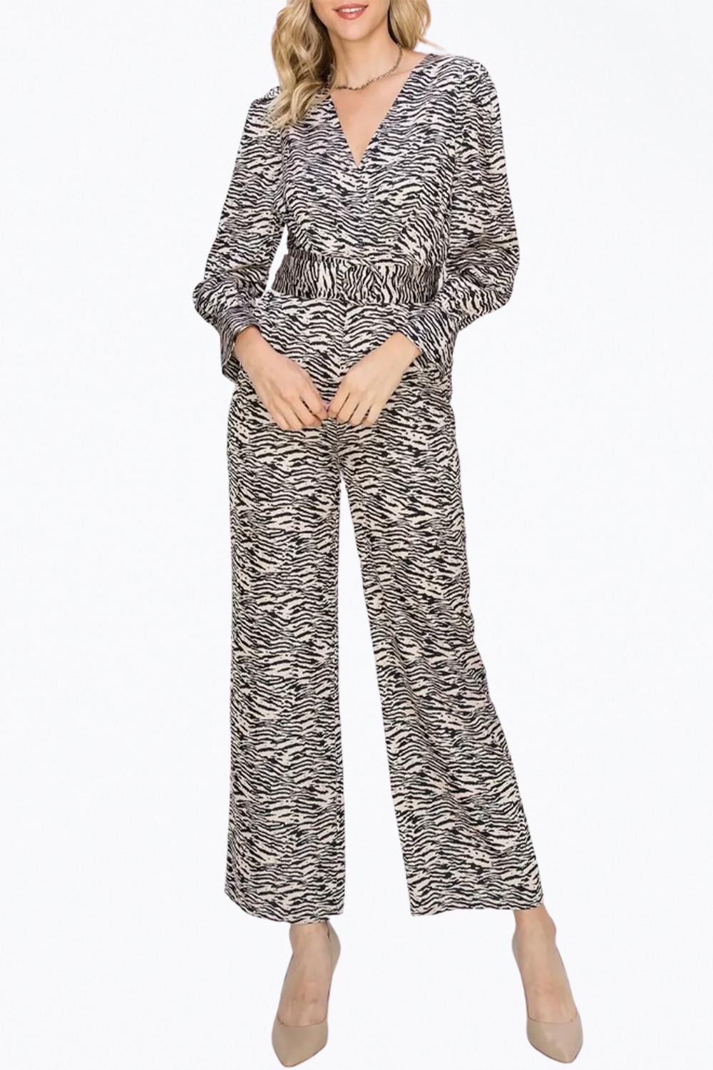 

Комбинезон Toni Zebra-Print из атласа с поясом и эффектом запаха в бежево-черном цвете adelyn rae