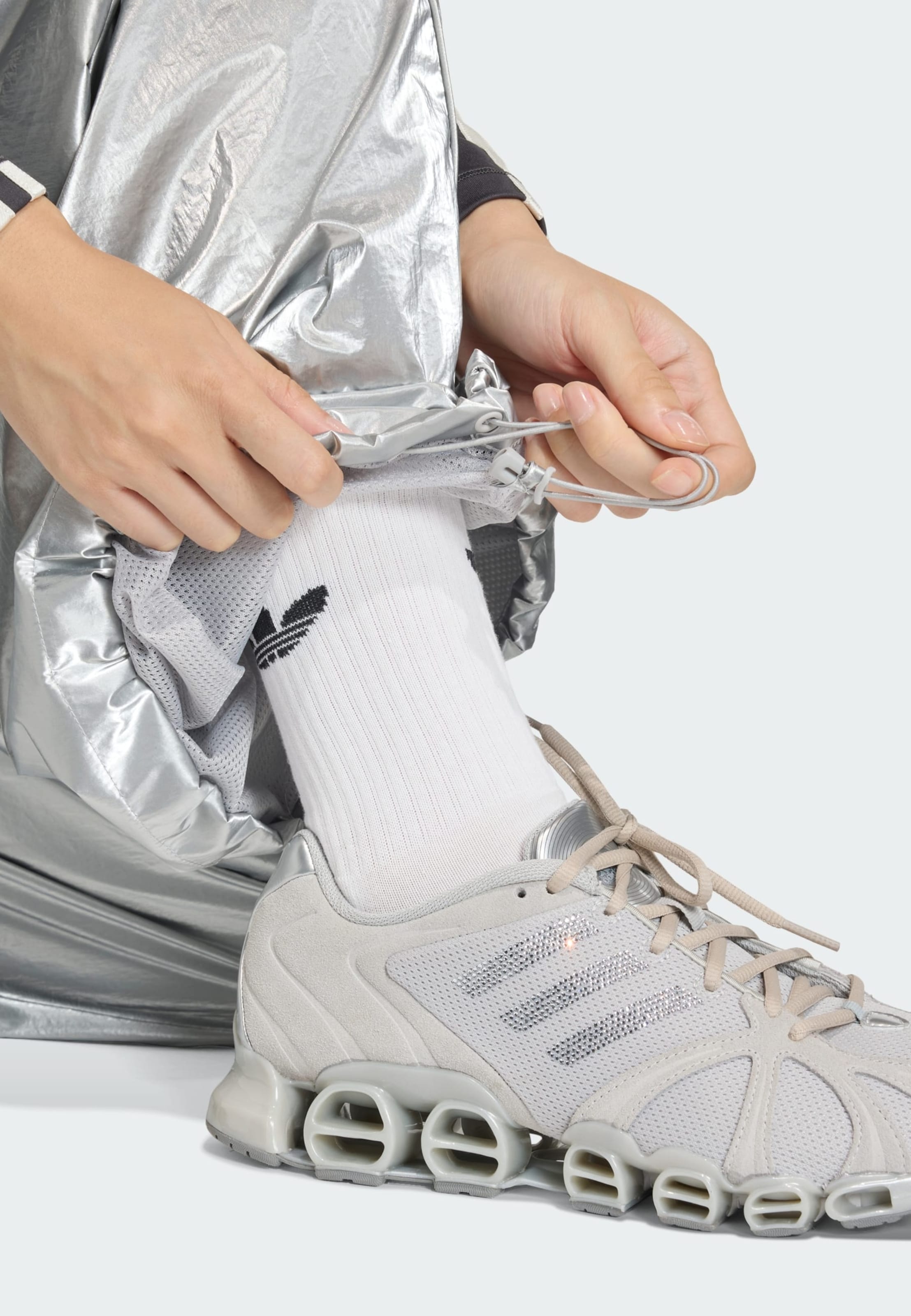 Adidas Originals Широкие брюки 'F50' в цвете Silver — фото 3