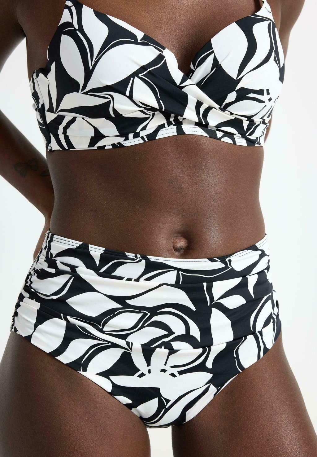 

Плавки бикини SHAPING WITH HIGH WAIST Lindex, белый
