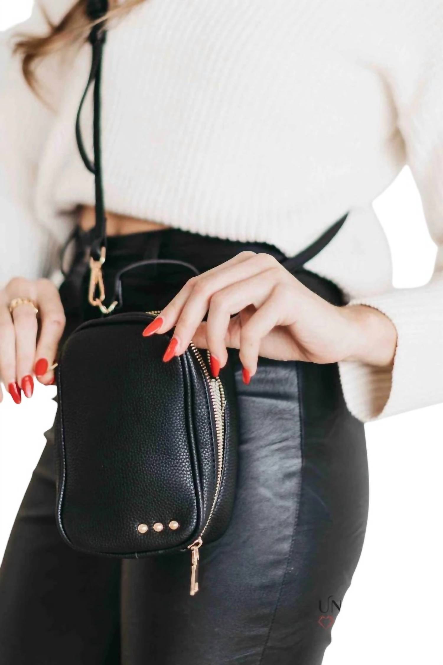 

Сумка кросс-боди Harlow в черном цвете Pretty Simple