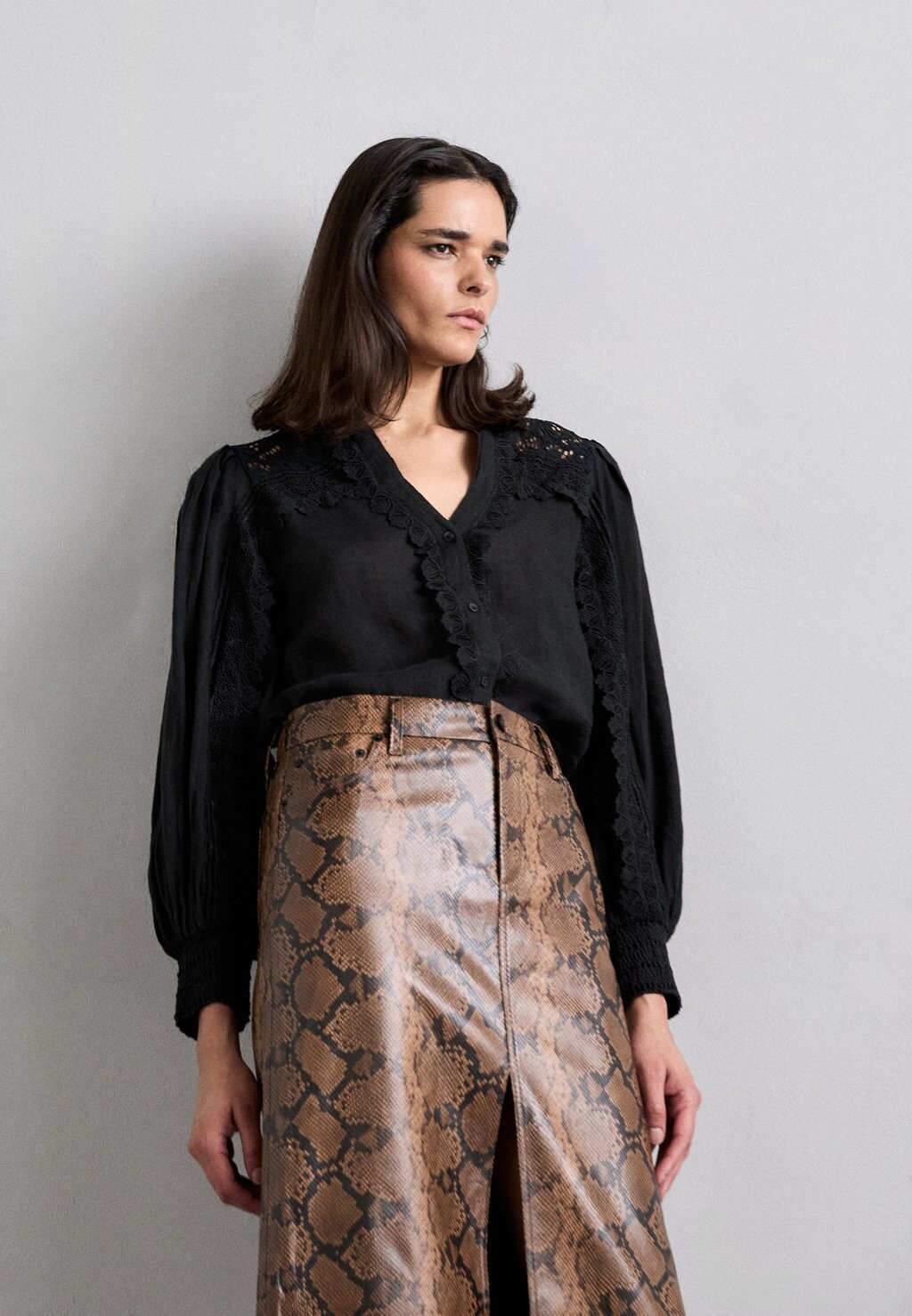 

Рубашка-блузка VENTY BLOUSE Alice + Olivia, черный